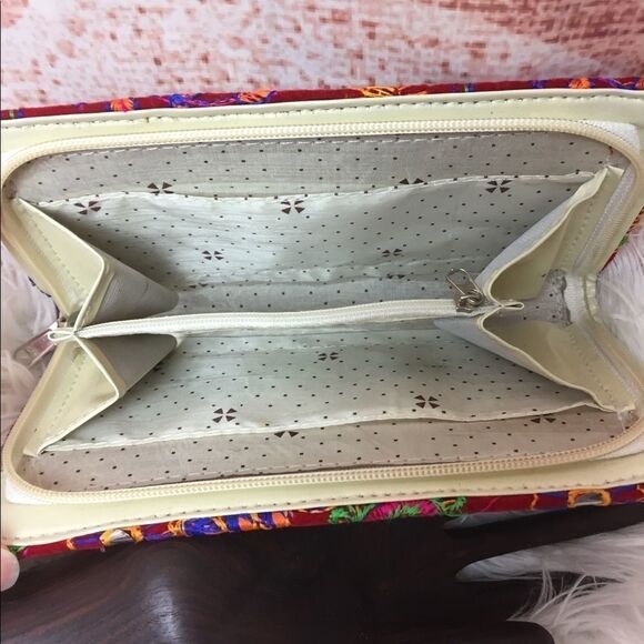 Embroidered zip clutch   - Picture 3 of 7